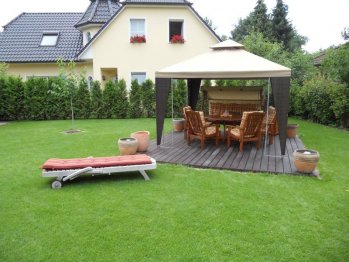 Pergola auf Holzterasse
